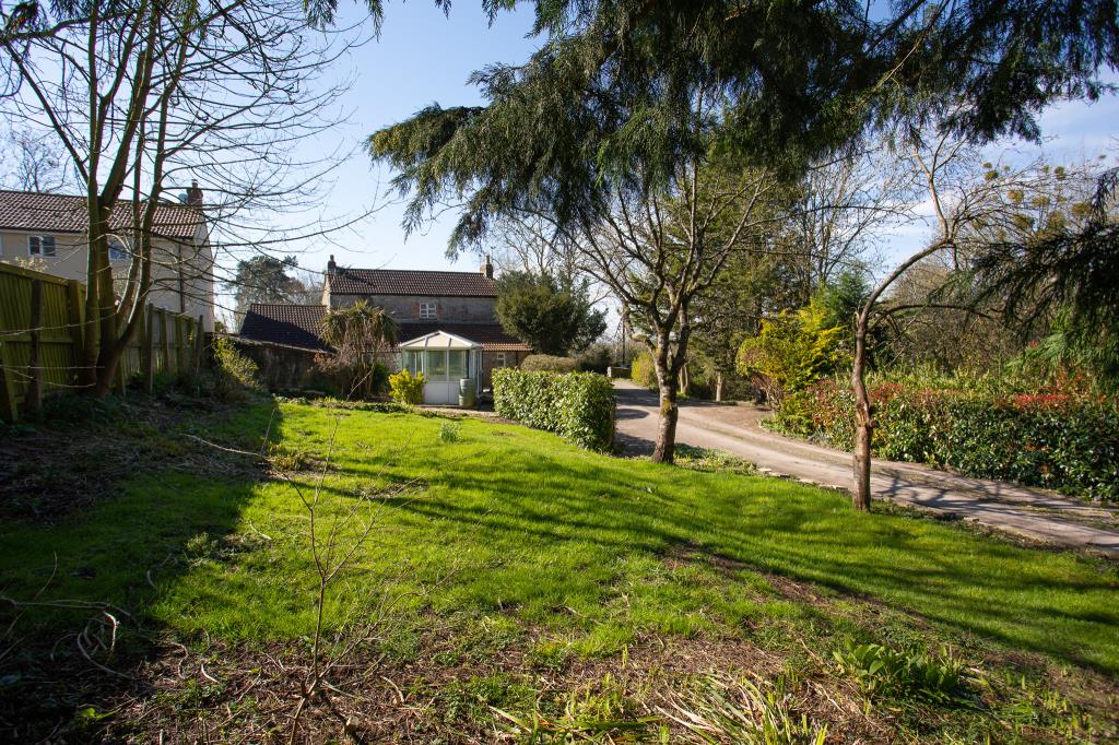 Lot: 21 - DETACHED COTTAGE WITH POTENTIAL - General photo of the garden and rear of the property